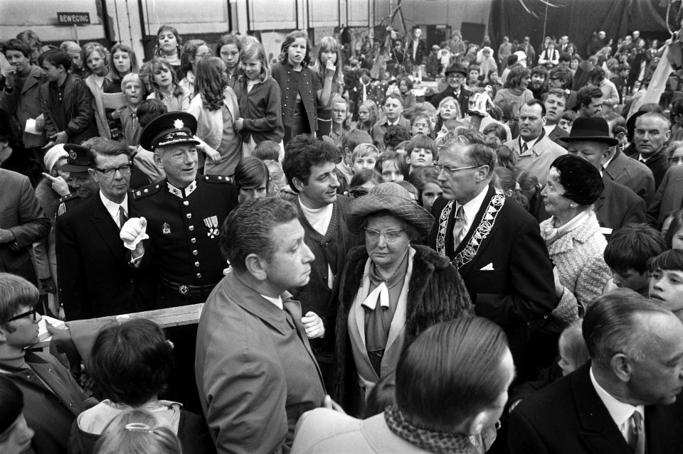 Koningin Juliana temidden van het publiek. Rechts burgemeester van Zwolle Drijbe, Bestanddeelnr 923-4381