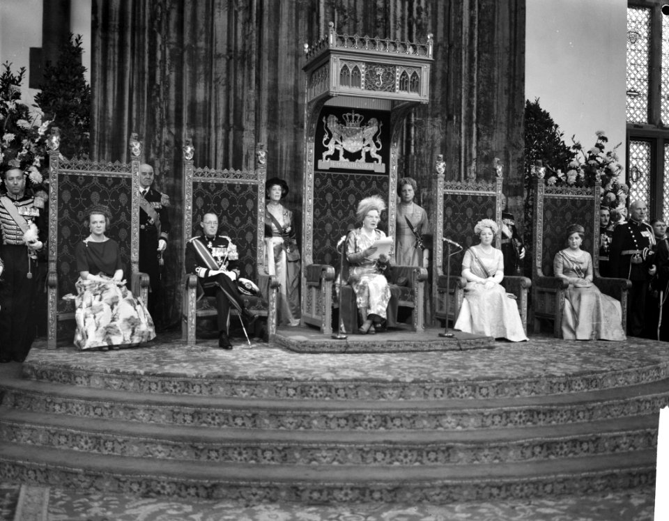 Koningin Juliana tijdens het uitspreken van de troonrede, links van haar prins B, Bestanddeelnr 914-3437