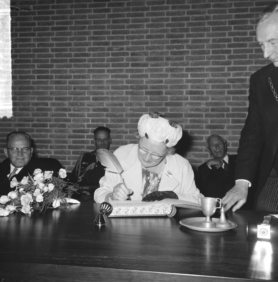 Koningin Juliana tekent het gastenboek, Bestanddeelnr 917-7970