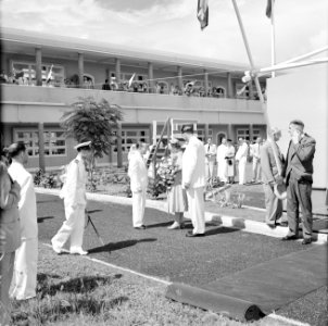 Koningin Juliana tijdens het bezoek aan het Stuyvesant-college in Willemstad, Bestanddeelnr 252-3684