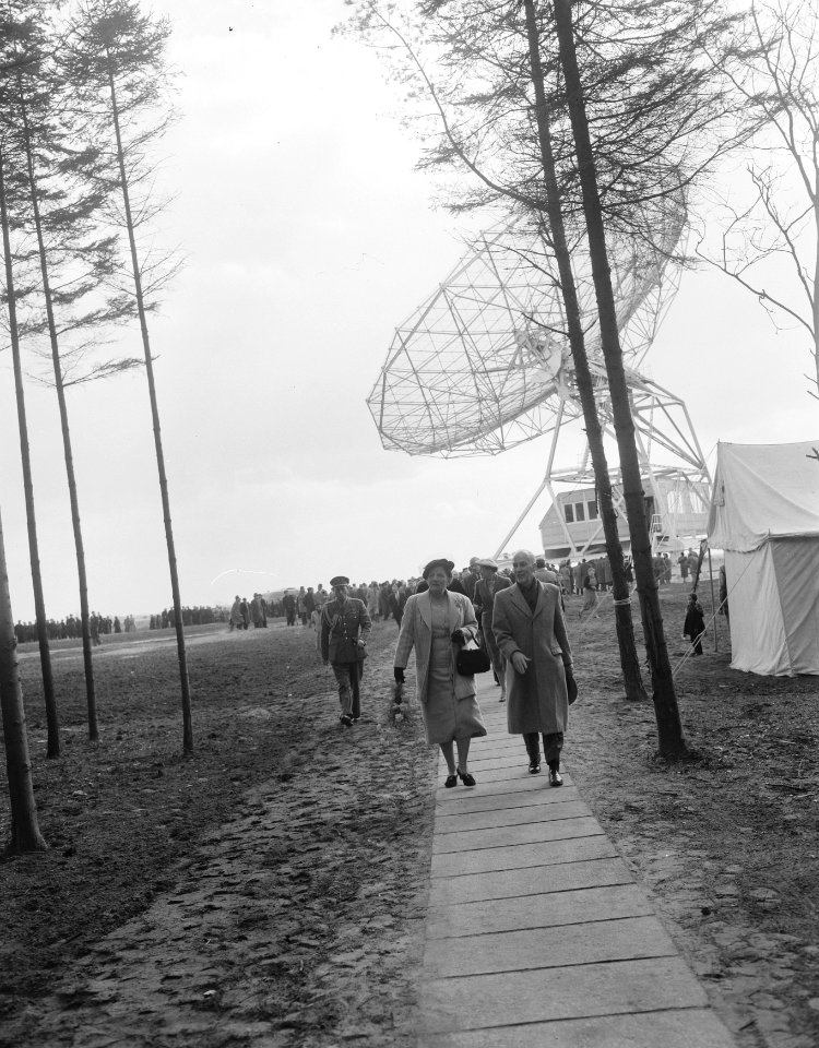 Koningin Juliana stelt de radiotelescoop in Dwingeloo in gebruik, Bestanddeelnr 907-6954
