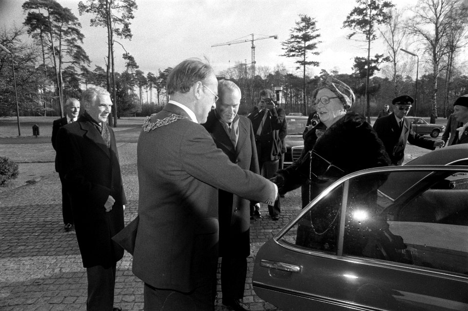 Koningin Juliana tijdens het bezoek aan de Katholieke Hogeschool, Bestanddeelnr 929-4544