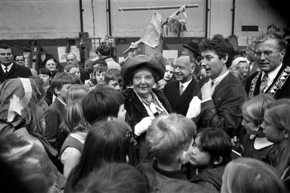 Koningin Juliana temidden van jongeren in Zwolle, Bestanddeelnr 923-4380