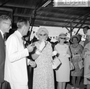 Koningin Juliana terwijl ze Surinaamse bacove proeft, Bestanddeelnr 918-3316
