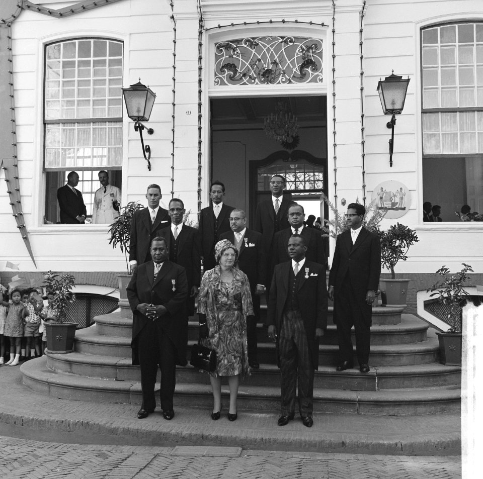 Koningin Juliana te midden van Raad van Ministers van Suriname, Bestanddeelnr 918-3159