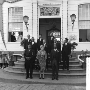 Koningin Juliana te midden van Raad van Ministers van Suriname, Bestanddeelnr 918-3159