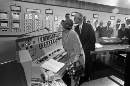 Koningin Juliana stelt de centrale in bedrijf in de regelzaal, Bestanddeelnr 922-2351