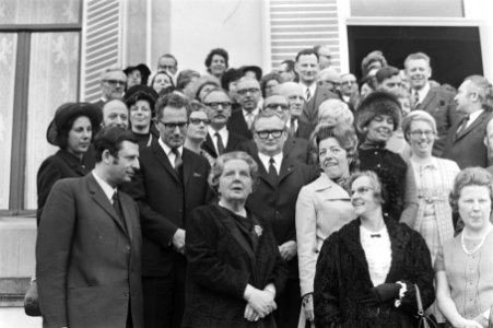 Koningin Juliana te midden van de hoofdredacteuren, Bestanddeelnr 924-4217