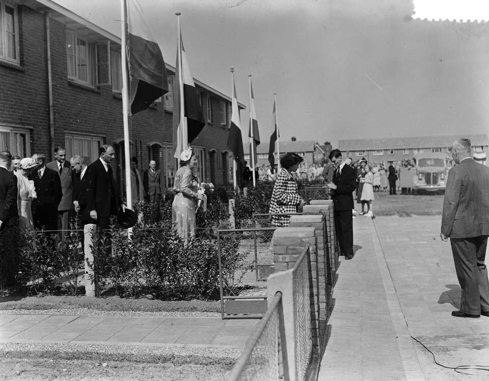 Koningin Juliana stelt aantal woningen in Baarn in gebruik, Bestanddeelnr 904-6871