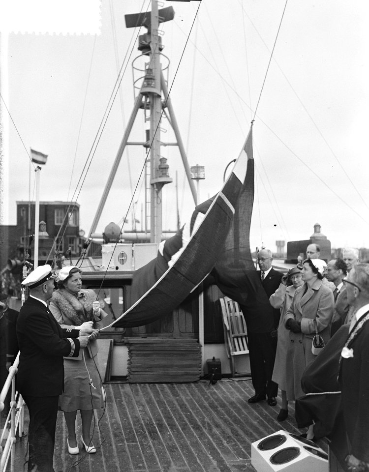 Koningin Juliana stelt te IJmuiden hospitaal-kerkschip De Hoop III in dienst, Bestanddeelnr 907-2233