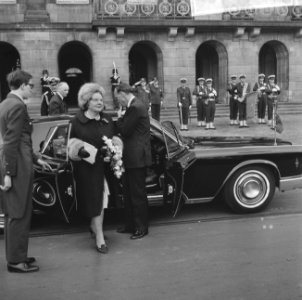 Koningin Juliana stapt uit bij Paleis op de Dam, Bestanddeelnr 918-8686