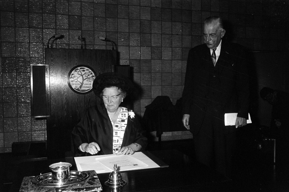 Koningin Juliana tekent een oorkonde rechts dr. J.F. van , Bestanddeelnr 923-5314