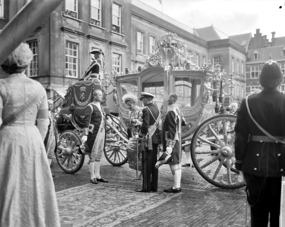 Koningin Juliana stapt uit de gouden koets op het Binnenhof, Bestanddeelnr 914-3225