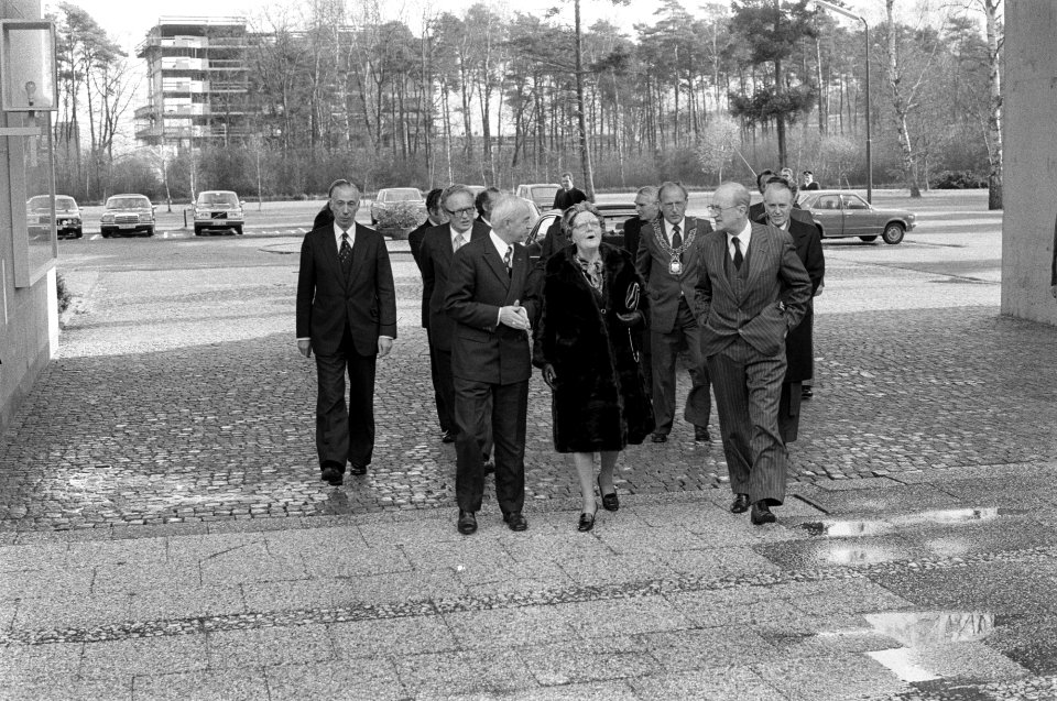 Koningin Juliana tijdens het bezoek aan de Katholieke Hogeschool, Bestanddeelnr 929-4543