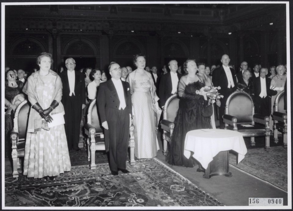 Koningin Juliana tijdens een galvoorstelling Links Jo Cals, rechts Joseph Luns, Bestanddeelnr 156-0940