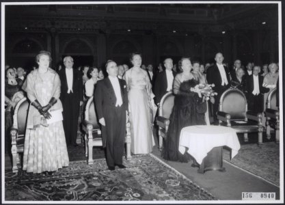 Koningin Juliana tijdens een galvoorstelling Links Jo Cals, rechts Joseph Luns, Bestanddeelnr 156-0940