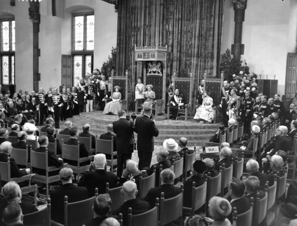 Koningin Juliana tijdens het voorlezen van de troonrede, v.l.n.r. Prinses Beatri, Bestanddeelnr 911-6102