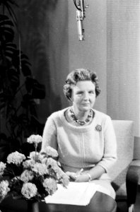 Koningin Juliana tijdens toespraak voor televisie over verkeersveiligheid, Bestanddeelnr 911-6662
