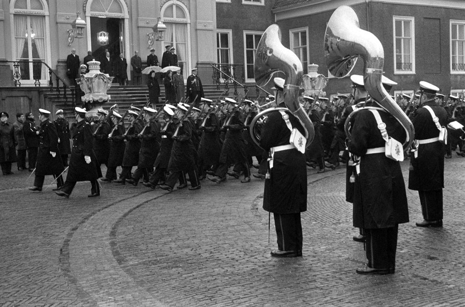 Koningin Juliana tijdens het afnemen van de parade op Huis ten Bosch bovenaan …, Bestanddeelnr 918-5467