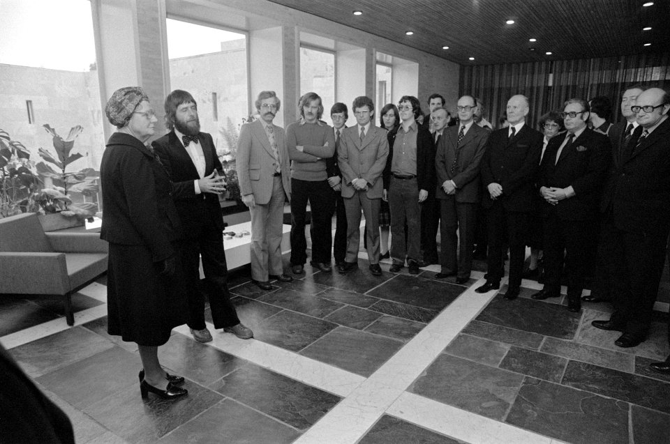 Koningin Juliana tijdens het bezoek aan de Katholieke Hogeschool, Bestanddeelnr 929-4545