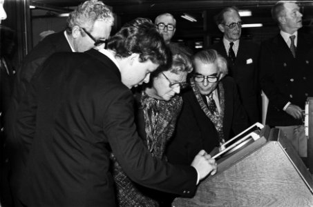 Koningin Juliana opent nieuw gebouw Hogere Zeevaart School in Amsterdam rondgan, Bestanddeelnr 929-6601