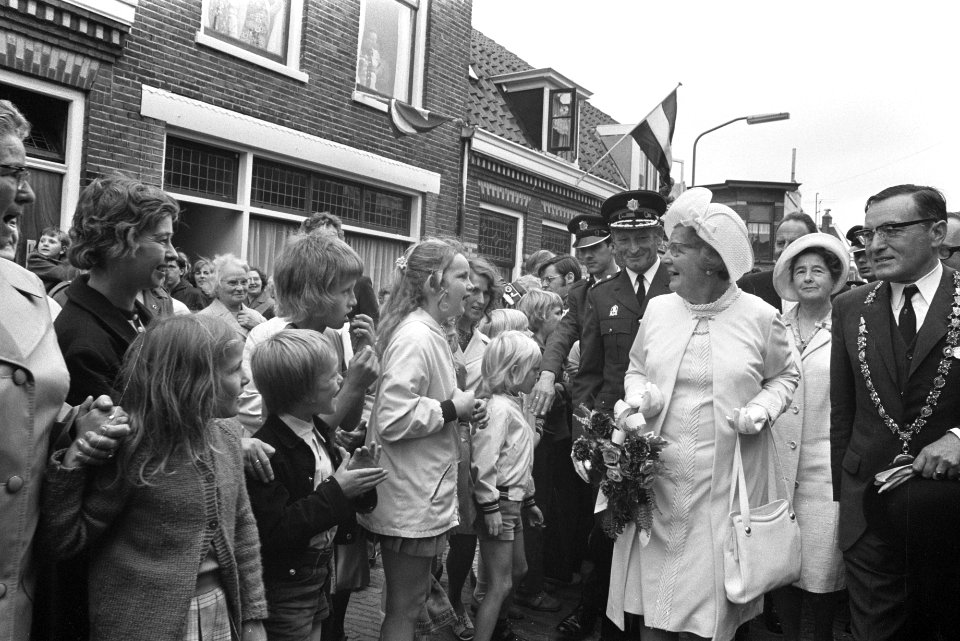 Koningin Juliana tijdens een wandeling door de Amsterdamse buurt in Haarlem, ver, Bestanddeelnr 925-7074