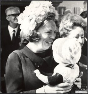 Koninklijk huis, prinsessen, congressen, poppen, Beatrix, prinses, Bestanddeelnr 018-0163