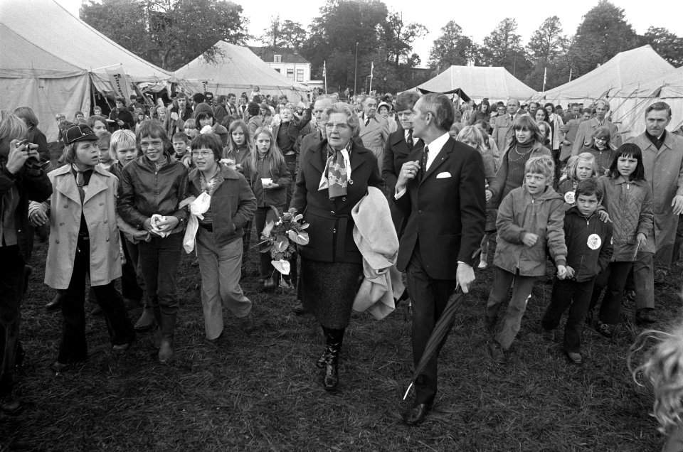 Koningin Juliana opent nieuw gebouw Scouting Nederland in Amersfoort, koningin J, Bestanddeelnr 926-7622