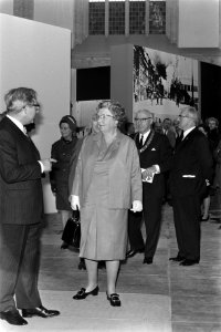 Koningin Juliana tijdens rondleiding, Bestanddeelnr 923-4647