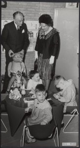 Koninklijk huis, koninginnen, bezoeken, ziekenhuizen, kinderen, commissarissen, , Bestanddeelnr 015-0535