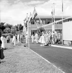Koningin Juliana tijdens het bezoek aan het Stuyvesant-college in Willemstad, Bestanddeelnr 252-3683