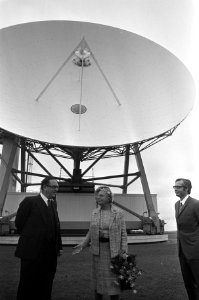 Koningin Juliana opent met telefoongesprek grondstation voor satellietenverkeer , Bestanddeelnr 926-6768