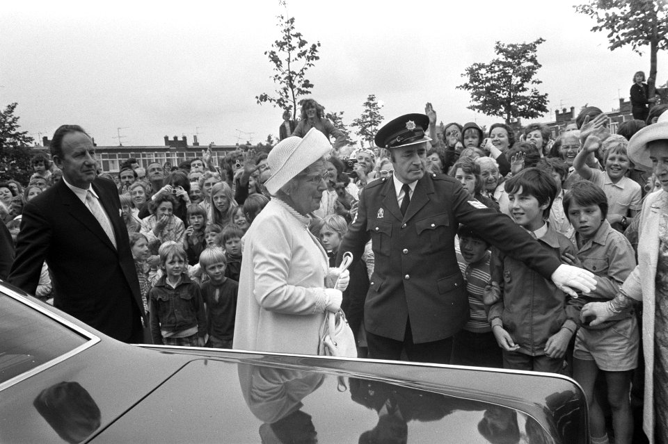 Koningin Juliana tijdens een wandeling door de Amsterdamse buurt in Haarlem, Bestanddeelnr 925-7077