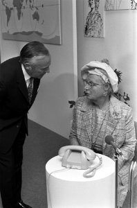 Koningin Juliana opent met telefoongesprek grondstation vo satellietenverkeer in, Bestanddeelnr 926-6772