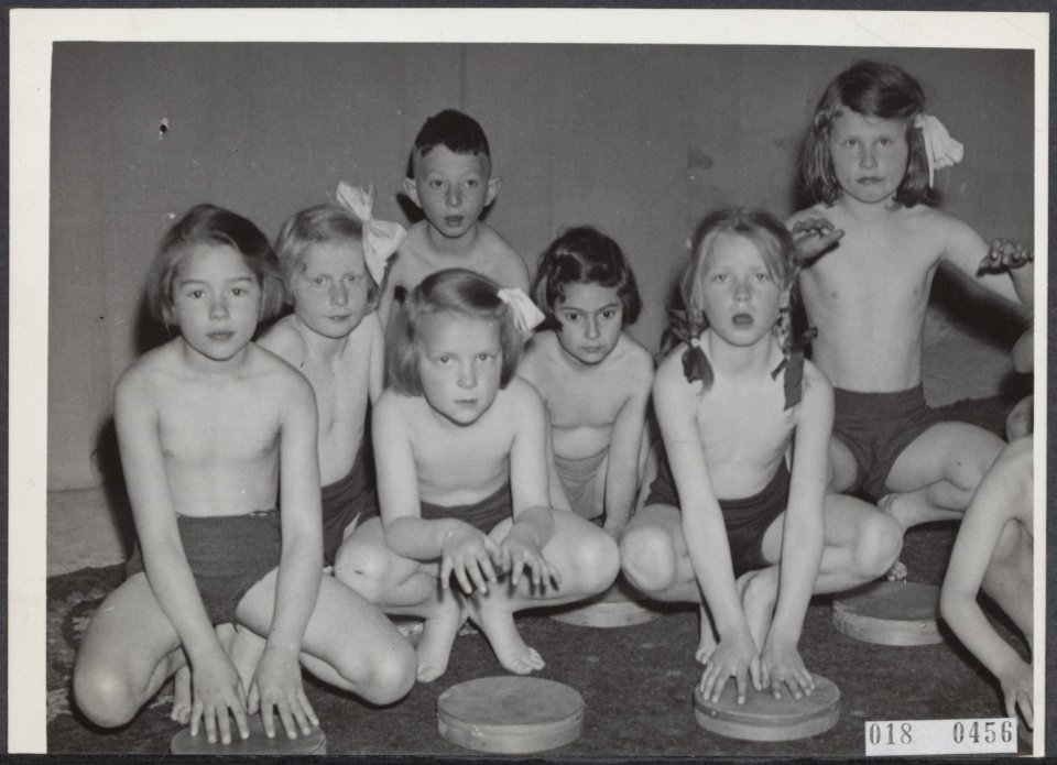 Koninklijk huis, prinsessen, kleuters, gymnastiek, Boeke Kleuterschool, Irene, p, Bestanddeelnr 018-0456