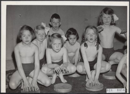 Koninklijk huis, prinsessen, kleuters, gymnastiek, Boeke Kleuterschool, Irene, p, Bestanddeelnr 018-0456