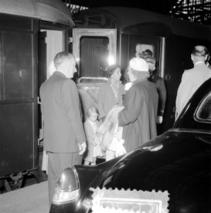Koningin Juliana terug uit Orange CS Amsterdam, Bestanddeelnr 905-2513