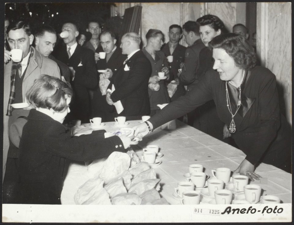 Koningin Juliana schenkt met kerstmis chocolademelk voor haar personeel, Bestanddeelnr 014-1225