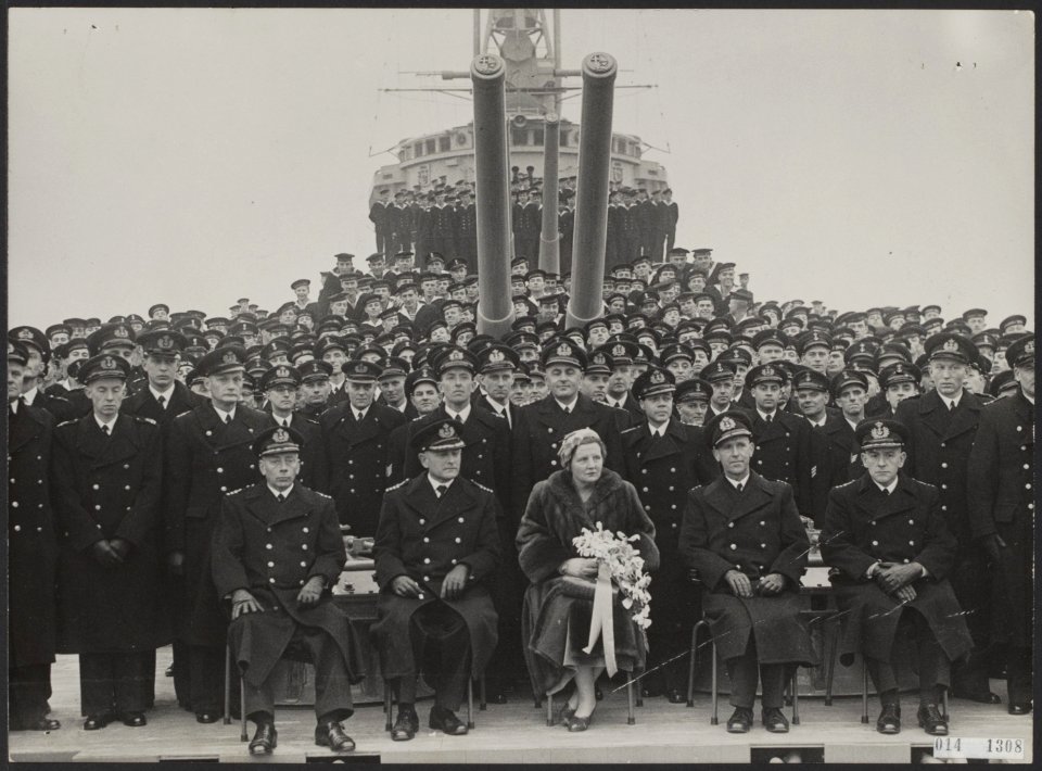 Koninklijk huis, koninginnen, kruisers, officieren, marine, Hillenius J.M., Juli, Bestanddeelnr 014-1308
