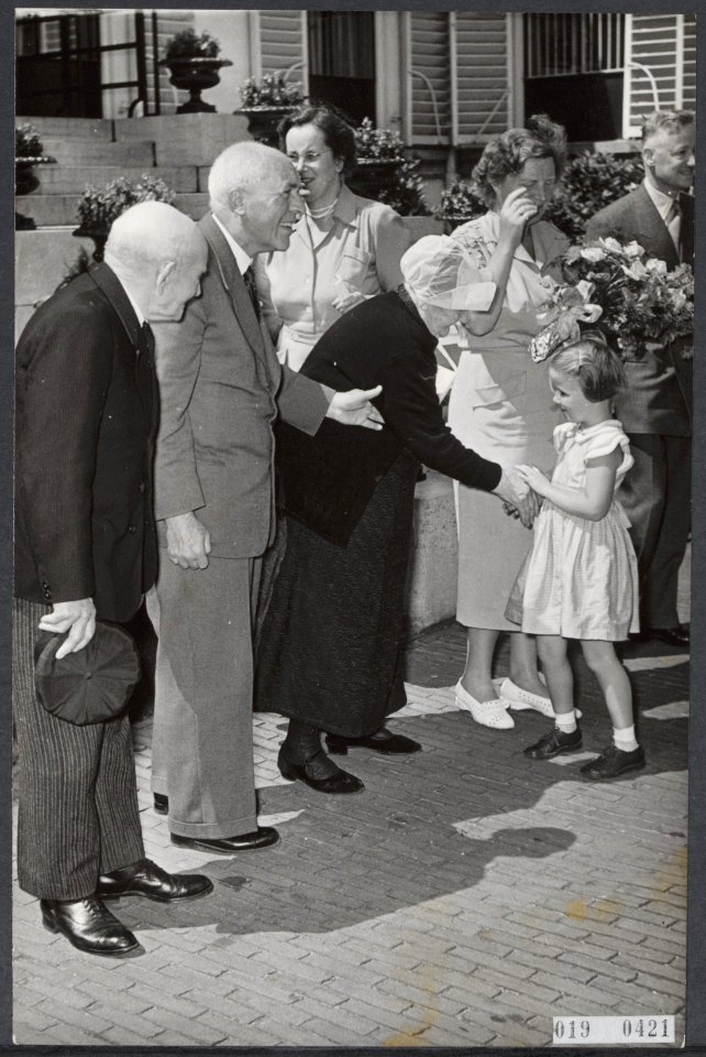 Koninklijk huis, prinsessen, koninginnen, bezoeken, bejaarden, Christina, prinse, Bestanddeelnr 019-0421