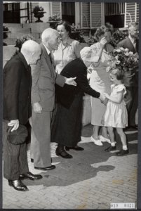 Koninklijk huis, prinsessen, koninginnen, bezoeken, bejaarden, Christina, prinse, Bestanddeelnr 019-0421