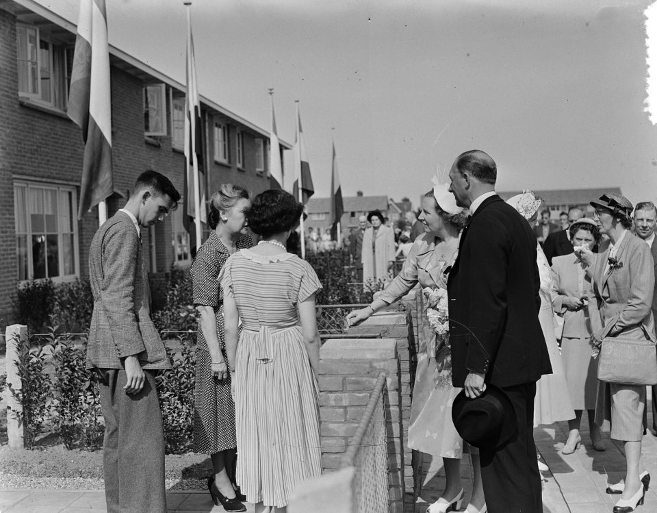 Koningin Juliana stelt aantal woningen in Baarn in gebruik, Bestanddeelnr 904-6873