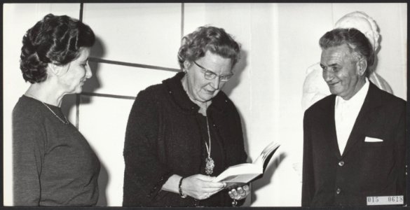 Koninklijk huis, koninginnen, ontvangsten, geestelijken, boeken, Juliana, koning, Bestanddeelnr 015-0618