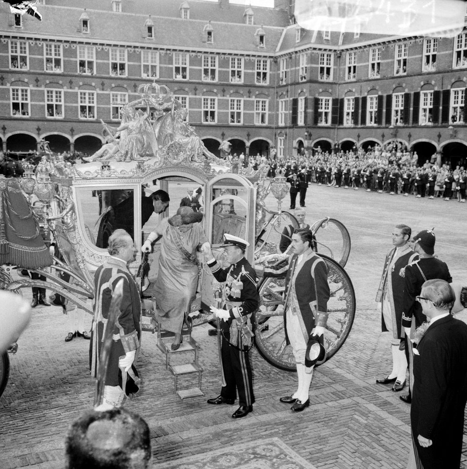 Koningin Juliana stapt uit de Gouden Koets, geholpen door prins Bernhard, Bestanddeelnr 923-8431