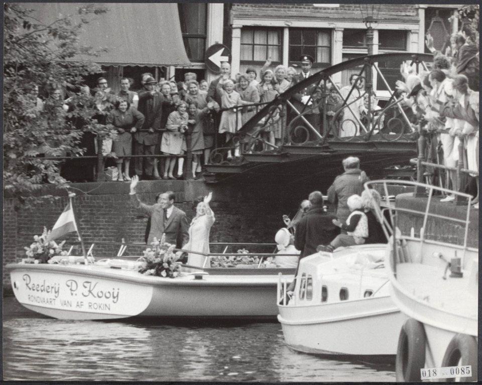 Koninklijk huis, prinsen, prinsessen, grachten, rondvaartboten, publiek, Beatrix, Bestanddeelnr 018-0085