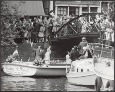 Koninklijk huis, prinsen, prinsessen, grachten, rondvaartboten, publiek, Beatrix, Bestanddeelnr 018-0085