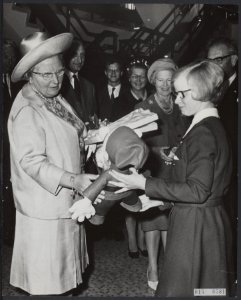 Koninklijk huis, koninginnen, openingen, scholen, gehandicapten, gechenken, Bols, Bestanddeelnr 015-0581