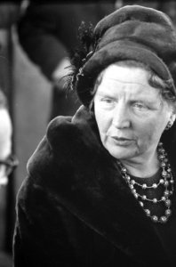 Koninklijk bezoek aan Amsterdam. Bezoek aan het Graanoverslagbedrijf koningin, Bestanddeelnr 913-4682