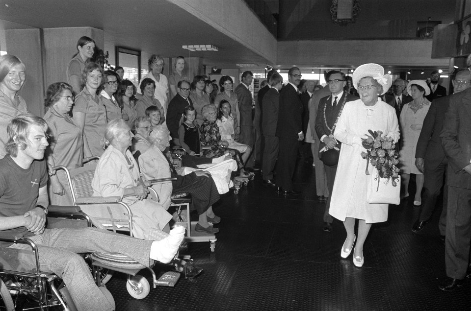 Koningin Juliana tijdens een bezoek aan een ziekenhuis, vergezeld door de Haarle, Bestanddeelnr 925-7084