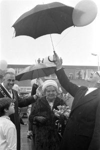 Koningin Juliana tijdens een wandeling door Leeuwarden, Bestanddeelnr 923-4451